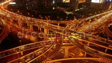 高速公路的时间流逝，繁忙的城市高峰时间，夜间交通拥堵。